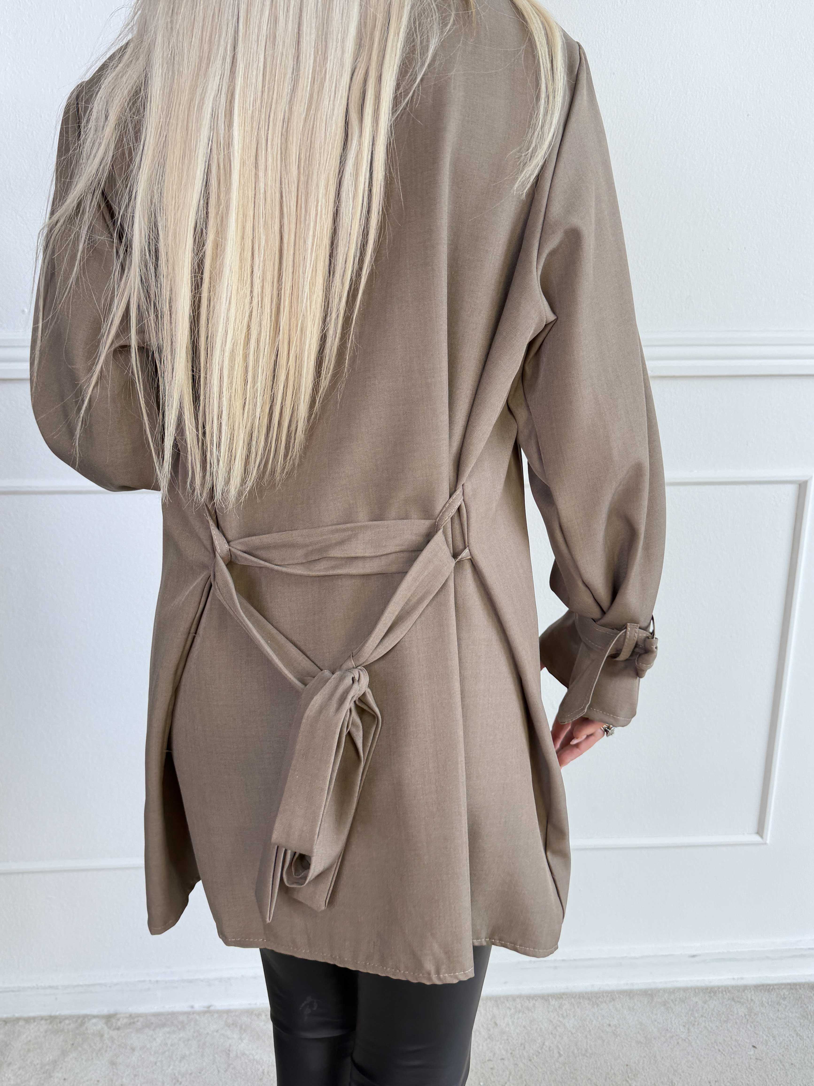 Sharpay Short 2.0 – Kort, lätt trenchcoat med knytskärp